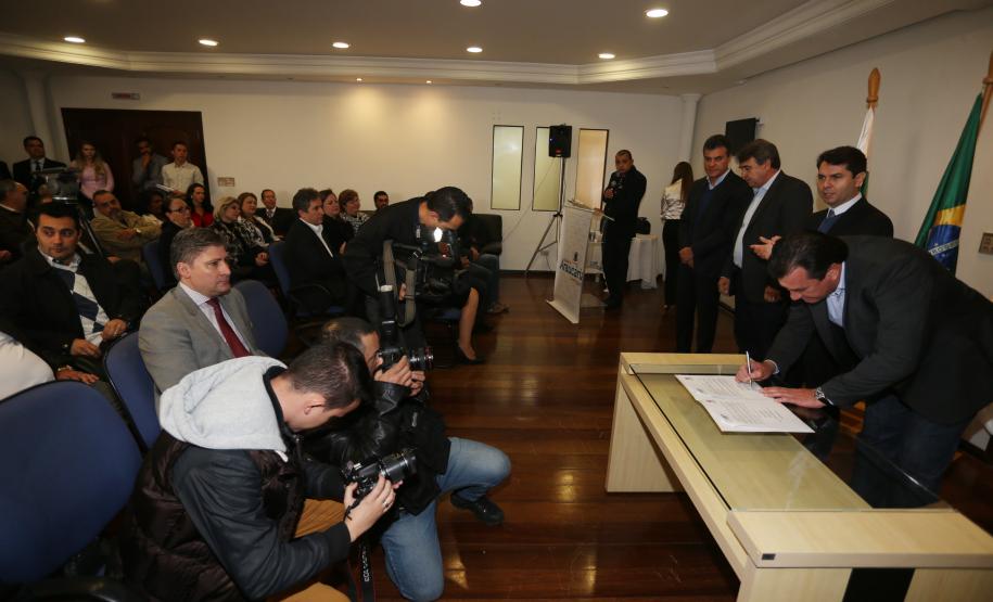 Governador Beto Richa assina convênio entre o Governo do Estado através do Instituto Ambiental do Paraná (IAP) e a Prefeitura de Araucária visando à criação de um parque municipal e realocação de pessoas instaladas em áreas de risco.Araucária, 02/08/2015.Foto: Orlando Kissner/ANPr