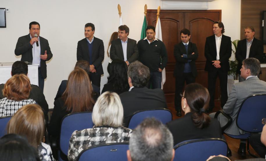 Governador Beto Richa assina convênio entre o Governo do Estado através do Instituto Ambiental do Paraná (IAP) e a Prefeitura de Araucária visando à criação de um parque municipal e realocação de pessoas instaladas em áreas de risco.Araucária, 02/08/2015.Foto: Orlando Kissner/ANPr