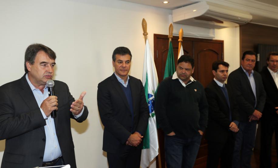 Governador Beto Richa assina convênio entre o Governo do Estado através do Instituto Ambiental do Paraná (IAP) e a Prefeitura de Araucária visando à criação de um parque municipal e realocação de pessoas instaladas em áreas de risco.Araucária, 02/08/2015.Foto: Orlando Kissner/ANPr