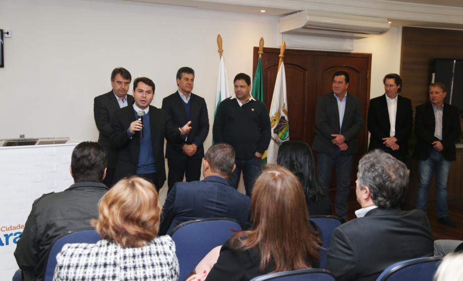 Governador Beto Richa assina convênio entre o Governo do Estado através do Instituto Ambiental do Paraná (IAP) e a Prefeitura de Araucária visando à criação de um parque municipal e realocação de pessoas instaladas em áreas de risco.Araucária, 02/08/2015.Foto: Orlando Kissner/ANPr