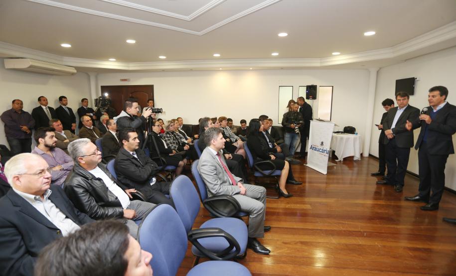 Governador Beto Richa assina convênio entre o Governo do Estado através do Instituto Ambiental do Paraná (IAP) e a Prefeitura de Araucária visando à criação de um parque municipal e realocação de pessoas instaladas em áreas de risco.Araucária, 02/08/2015.Foto: Orlando Kissner/ANPr