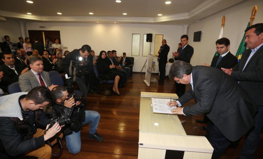 Governador Beto Richa assina convênio entre o Governo do Estado através do Instituto Ambiental do Paraná (IAP) e a Prefeitura de Araucária visando à criação de um parque municipal e realocação de pessoas instaladas em áreas de risco.Araucária, 02/08/2015.Foto: Orlando Kissner/ANPr