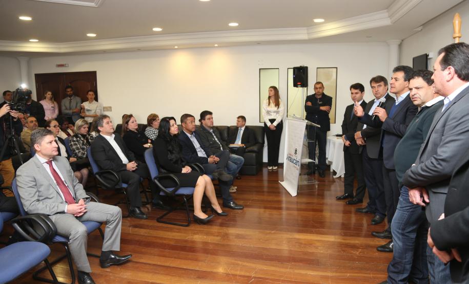 Governador Beto Richa assina convênio entre o Governo do Estado através do Instituto Ambiental do Paraná (IAP) e a Prefeitura de Araucária visando à criação de um parque municipal e realocação de pessoas instaladas em áreas de risco.Araucária, 02/08/2015.Foto: Orlando Kissner/ANPr