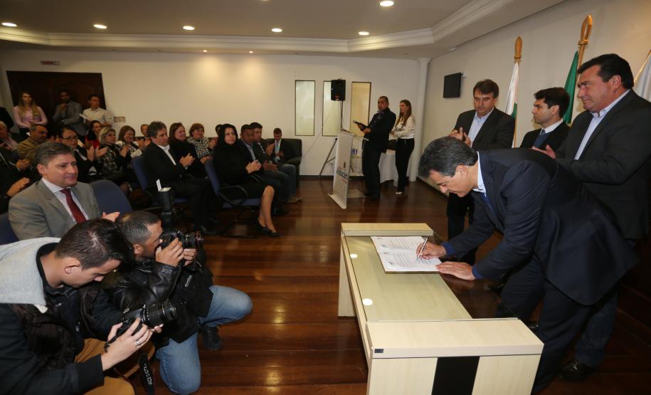 Governador Beto Richa assina convênio entre o Governo do Estado através do Instituto Ambiental do Paraná (IAP) e a Prefeitura de Araucária visando à criação de um parque municipal e realocação de pessoas instaladas em áreas de risco.Araucária, 02/08/2015.Foto: Orlando Kissner/ANPr