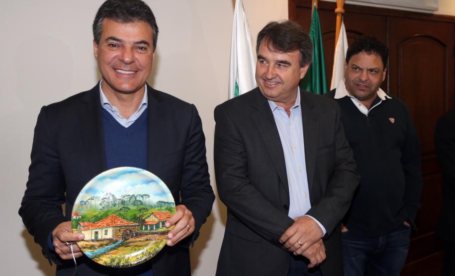 Governador Beto Richa assina convênio entre o Governo do Estado através do Instituto Ambiental do Paraná (IAP) e a Prefeitura de Araucária visando à criação de um parque municipal e realocação de pessoas instaladas em áreas de risco.Araucária, 02/08/2015.Foto: Orlando Kissner/ANPr