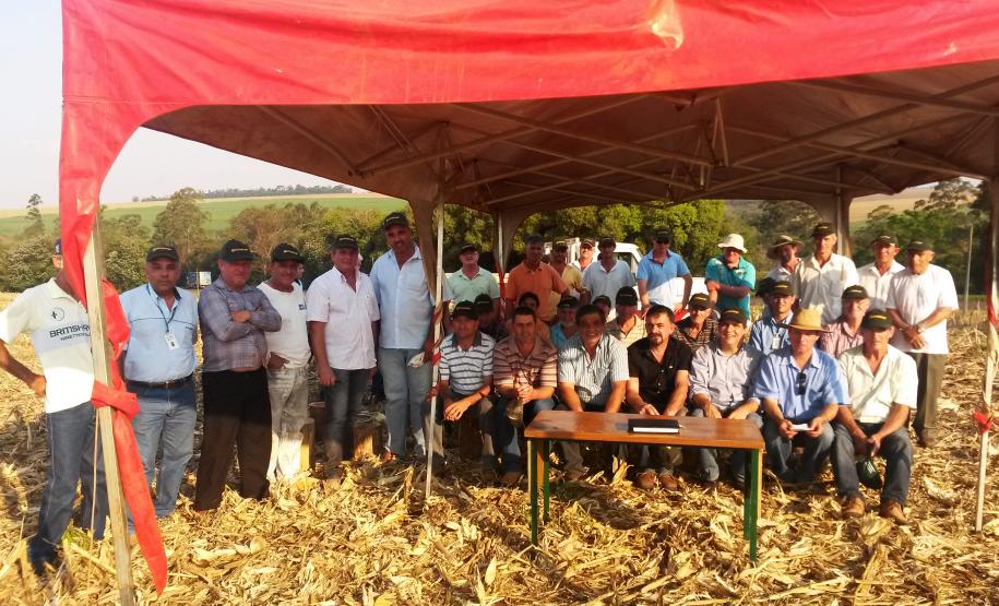 Dia de campo na microbacia de Terra Boa sobre manejo da cobertura de solo e controle de formiga cortadeira.Foto: Emater