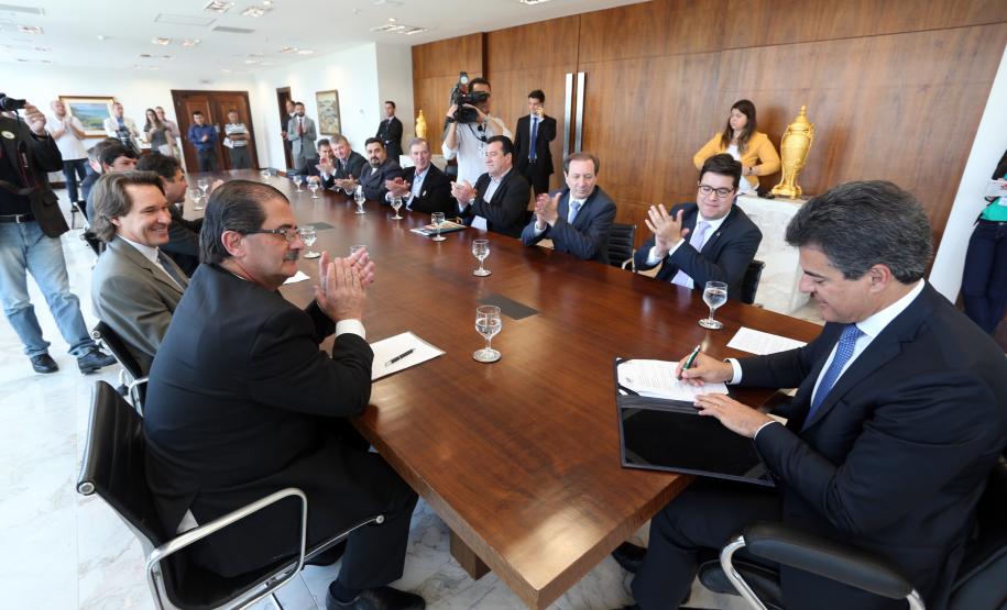 Gov. Beto Richa assina convênio de liberação de recursos Governador Beto Richa, acompanhado de secretários e deputados, assina convênio de liberação de recursos do parque ambiental de Pato Branco.Curitba, 16/09/2015