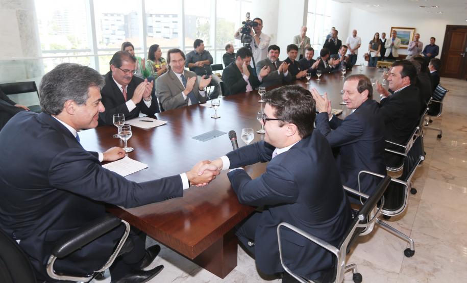 Gov. Beto Richa assina convênio de liberação de recursos Governador Beto Richa, acompanhado de secretários e deputados, assina convênio de liberação de recursos do parque ambiental de Pato Branco.Curitba, 16/09/2015