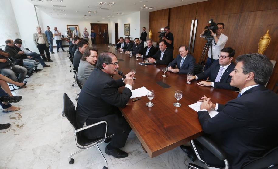 Gov. Beto Richa assina convênio de liberação de recursos Governador Beto Richa, acompanhado de secretários e deputados, assina convênio de liberação de recursos do parque ambiental de Pato Branco.Curitba, 16/09/2015