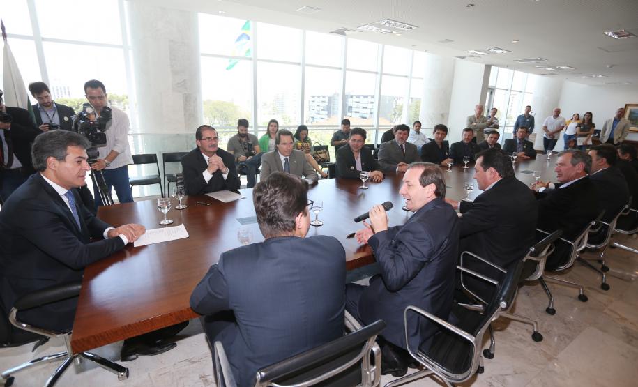 Gov. Beto Richa assina convênio de liberação de recursos Governador Beto Richa, acompanhado de secretários e deputados, assina convênio de liberação de recursos do parque ambiental de Pato Branco.Curitba, 16/09/2015