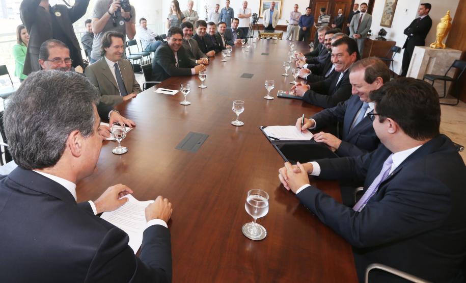 Gov. Beto Richa assina convênio de liberação de recursos Governador Beto Richa, acompanhado de secretários e deputados, assina convênio de liberação de recursos do parque ambiental de Pato Branco.Curitba, 16/09/2015