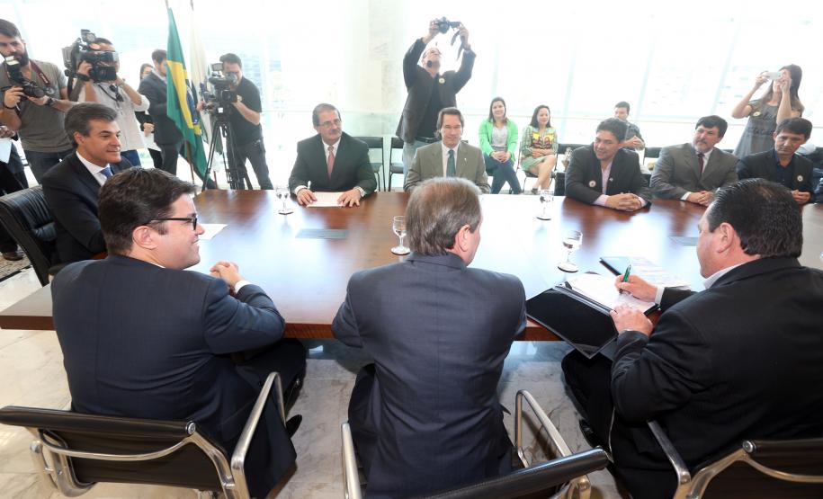 Gov. Beto Richa assina convênio de liberação de recursos Governador Beto Richa, acompanhado de secretários e deputados, assina convênio de liberação de recursos do parque ambiental de Pato Branco.Curitba, 16/09/2015