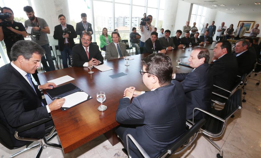 Gov. Beto Richa assina convênio de liberação de recursos Governador Beto Richa, acompanhado de secretários e deputados, assina convênio de liberação de recursos do parque ambiental de Pato Branco.Curitba, 16/09/2015