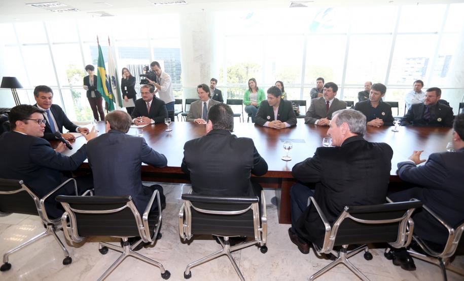Gov. Beto Richa assina convênio de liberação de recursos Governador Beto Richa, acompanhado de secretários e deputados, assina convênio de liberação de recursos do parque ambiental de Pato Branco.Curitba, 16/09/2015