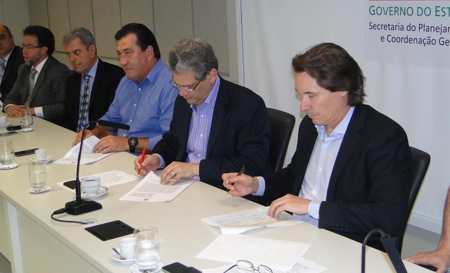 Assinatura de termo de cooperação técnica  entre representantes da Secretaria de Estado do Planejamento, Secretaria de Estado de Meio Ambiente e Recursos Hídircos, Instituto Ambiental do Paraná (IAP), Instituto das Águas e Celepar formaliza o comprometimento das instituições para implantar um sistema de informações integrado que vai desburocratizar, padronizar e agilizar a emissão de licenciamentos ambientais e outorgas no Estado.Curitiba, 07/10/2015.Foto: Divulgação Sec Planejamento