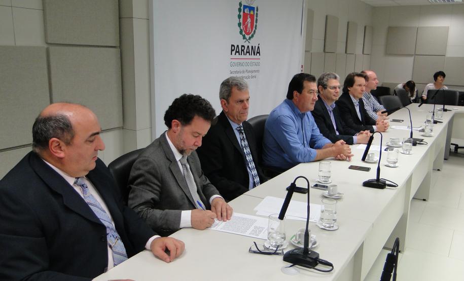 Assinatura de termo de cooperação técnica  entre representantes da Secretaria de Estado do Planejamento, Secretaria de Estado de Meio Ambiente e Recursos Hídircos, Instituto Ambiental do Paraná (IAP), Instituto das Águas e Celepar formaliza o comprometimento das instituições para implantar um sistema de informações integrado que vai desburocratizar, padronizar e agilizar a emissão de licenciamentos ambientais e outorgas no Estado.Curitiba, 07/10/2015.Foto: Divulgação Sec Planejamento