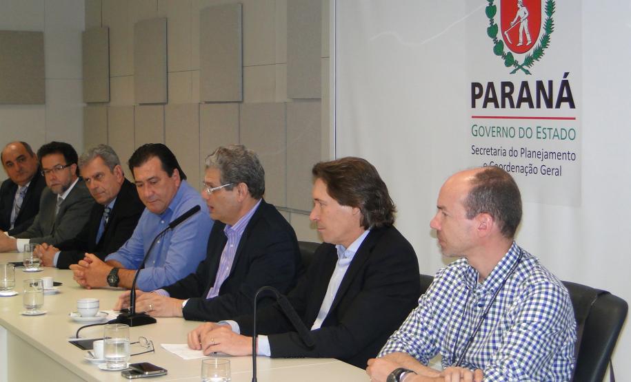 Assinatura de termo de cooperação técnica  entre representantes da Secretaria de Estado do Planejamento, Secretaria de Estado de Meio Ambiente e Recursos Hídircos, Instituto Ambiental do Paraná (IAP), Instituto das Águas e Celepar formaliza o comprometimento das instituições para implantar um sistema de informações integrado que vai desburocratizar, padronizar e agilizar a emissão de licenciamentos ambientais e outorgas no Estado.Curitiba, 07/10/2015.Foto: Divulgação Sec Planejamento