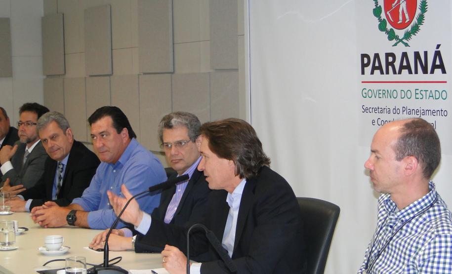 Assinatura de termo de cooperação técnica  entre representantes da Secretaria de Estado do Planejamento, Secretaria de Estado de Meio Ambiente e Recursos Hídircos, Instituto Ambiental do Paraná (IAP), Instituto das Águas e Celepar formaliza o comprometimento das instituições para implantar um sistema de informações integrado que vai desburocratizar, padronizar e agilizar a emissão de licenciamentos ambientais e outorgas no Estado.Curitiba, 07/10/2015.Foto: Divulgação Sec Planejamento