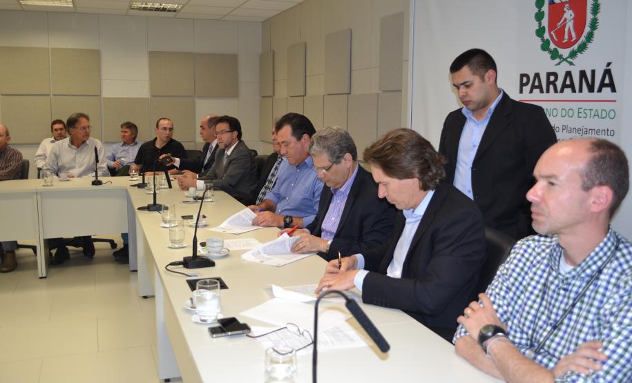 Assinatura de termo de cooperação técnica  entre representantes da Secretaria de Estado do Planejamento, Secretaria de Estado de Meio Ambiente e Recursos Hídircos, Instituto Ambiental do Paraná (IAP), Instituto das Águas e Celepar formaliza o comprometimento das instituições para implantar um sistema de informações integrado que vai desburocratizar, padronizar e agilizar a emissão de licenciamentos ambientais e outorgas no Estado.Curitiba, 07/10/2015.Foto: Divulgação Sec Planejamento