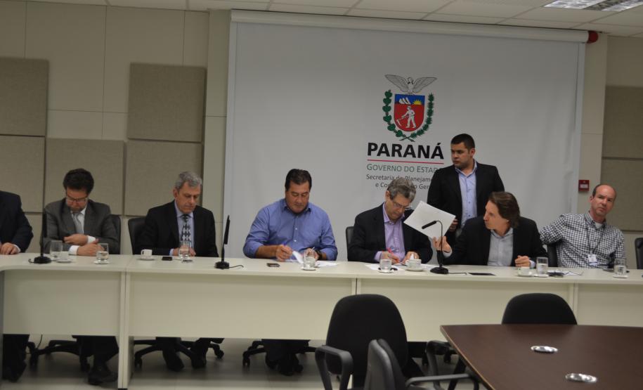 Assinatura de termo de cooperação técnica  entre representantes da Secretaria de Estado do Planejamento, Secretaria de Estado de Meio Ambiente e Recursos Hídircos, Instituto Ambiental do Paraná (IAP), Instituto das Águas e Celepar formaliza o comprometimento das instituições para implantar um sistema de informações integrado que vai desburocratizar, padronizar e agilizar a emissão de licenciamentos ambientais e outorgas no Estado.Curitiba, 07/10/2015.Foto: Divulgação Sec Planejamento