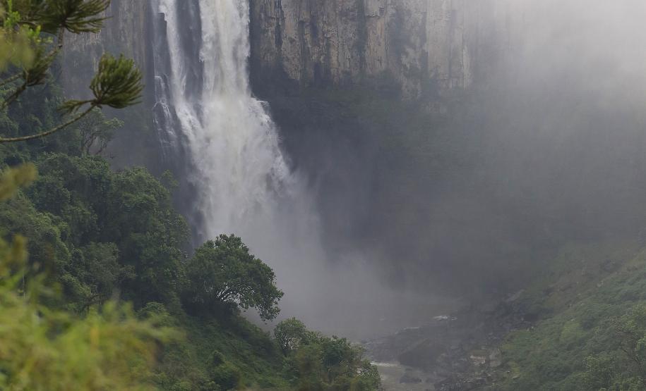 Monumento Estadual Salto São João, em Prudentópolis. N/F: secretário do Meio Ambiente e Recursos Hídricos, Ricardo Soavinski e Guilherme Vasconcellos, Diretor de Unidade de Conservação do IAP.Prudentópolis, 08-10-15.Foto: Arnaldo Alves / ANPr.