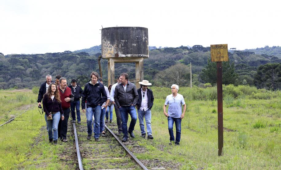 O secretário do Meio Ambiente e Recursos Hídrico, Ricardo Soavinski acompanhado do prefeito de Inácio Martins, Marino Kutianski, visitou a comunidade de Goes Artigas.Goes Artigas, 09-10-15.Foto: Arnaldo Alves / ANPr