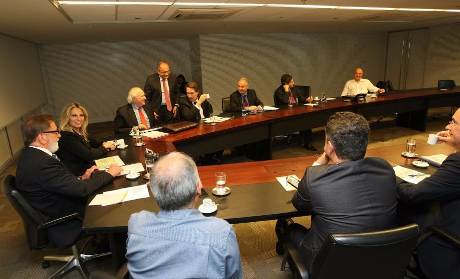 A governadora em exercício Cida Borghetti apresentou, nesta quarta-feira (21), no Banco do Brasil, em Brasília,  o projeto de revitalização da bacia do Rio Iguaçu. Cida reuniu-se com o vice-presidente de Agronegócios, Micro e Pequenas Empresas, do Banco do Brasil, Osmar Dias.Brasília, 21/10/2015.Foto: Divulgação