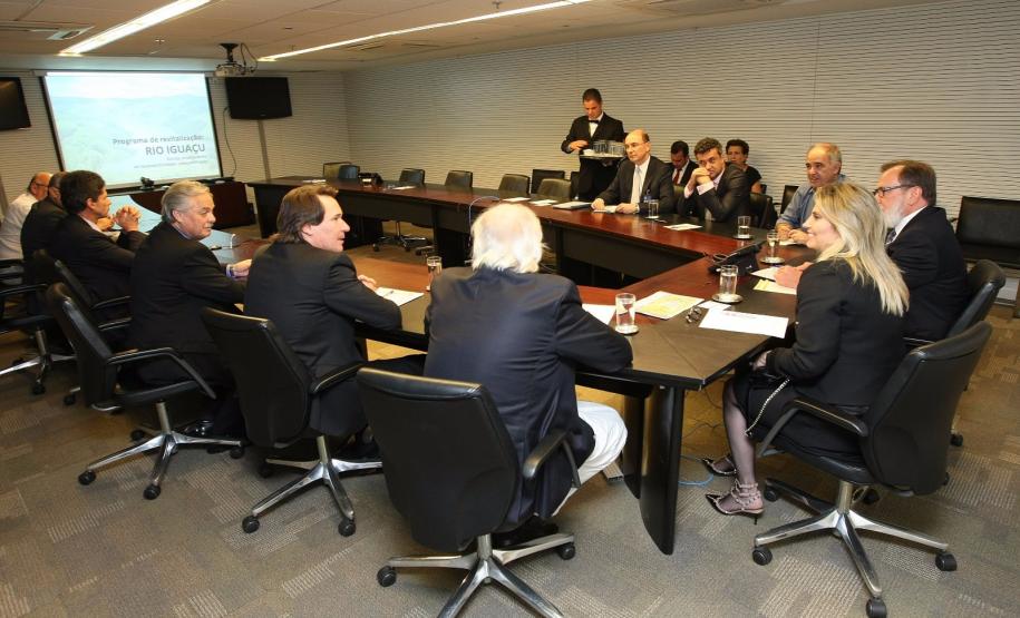 A governadora em exercício Cida Borghetti apresentou, nesta quarta-feira (21), no Banco do Brasil, em Brasília,  o projeto de revitalização da bacia do Rio Iguaçu. Cida reuniu-se com o vice-presidente de Agronegócios, Micro e Pequenas Empresas, do Banco do Brasil, Osmar Dias.Brasília, 21/10/2015.Foto: Divulgação