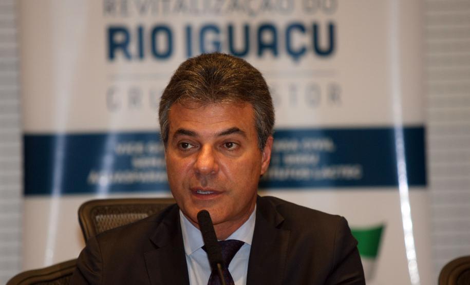 Projeto Rio Iguaçu Governador Beto Richa, durante reunião nesta segunda-feira, 26 de outubro, no Palácio Iguaçu, para avaliação dos trabalhadores no Projeto de Revitalização do Rio Iguaçu. Participaram da reunião, a vice-governadora, Cida Borghetti, os secretários do Meio Ambiênte e Recursos Hídricos, Ricardo Soavinski; da Casa Civil, Eduardo Sciarra; o secretário chefe de Gabinete, Deonilson Roldo e o presidente da Sanepar, Mounir Chaowiche e demais autoridades. Curitiba, 26/10/15. Foto Jonas Oliveira/AENPr