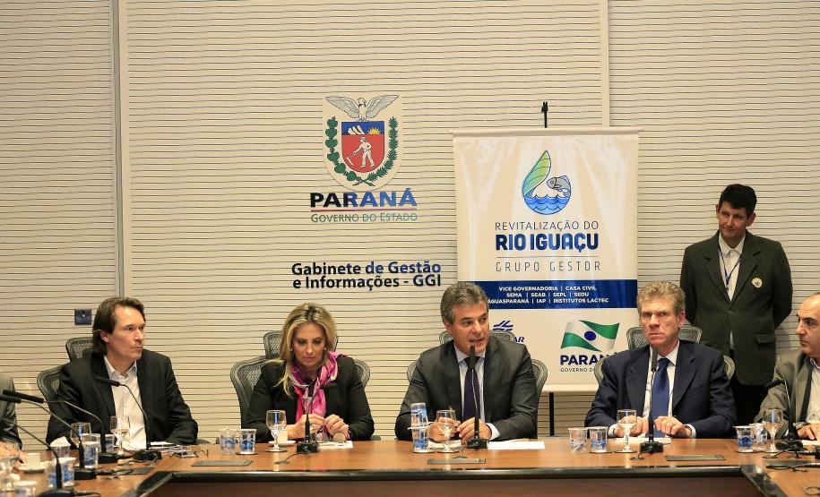 REVITALIZAÇÃO DO RIO IGUAÇU Governador Beto Richa, durante reunião nesta segunda-feira, 26 de outubro, no Palácio Iguaçu, para avaliação dos trabalhadores no Projeto de Revitalização do Rio Iguaçu. Participaram da reunião, a vice-governadora, Cida Borghetti, os secretários do Meio Ambiênte e Recursos Hídricos, Ricardo Soavinski; da Casa Civil, Eduardo Sciarra; o secretário chefe de Gabinete, Deonilson Roldo e o presidente da Sanepar, Mounir Chaowiche e demais autoridades. Curitiba, 26/10/15.Foto: Arnaldo Alves / ANPr.