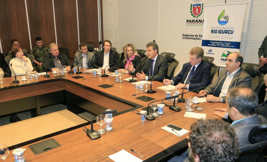 REVITALIZAÇÃO DO RIO IGUAÇU Governador Beto Richa, durante reunião nesta segunda-feira, 26 de outubro, no Palácio Iguaçu, para avaliação dos trabalhadores no Projeto de Revitalização do Rio Iguaçu. Participaram da reunião, a vice-governadora, Cida Borghetti, os secretários do Meio Ambiênte e Recursos Hídricos, Ricardo Soavinski; da Casa Civil, Eduardo Sciarra; o secretário chefe de Gabinete, Deonilson Roldo e o presidente da Sanepar, Mounir Chaowiche e demais autoridades. Curitiba, 26/10/15.Foto: Arnaldo Alves / ANPr.