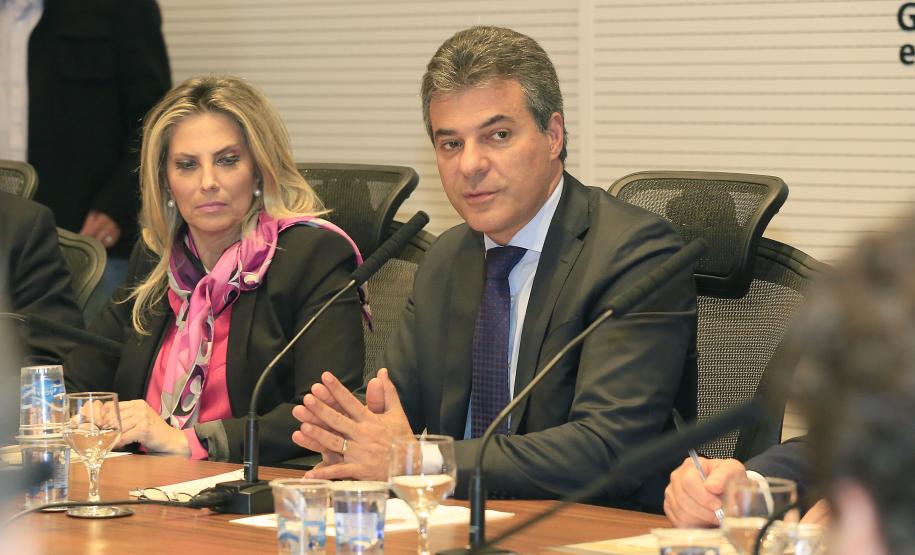 REVITALIZAÇÃO DO RIO IGUAÇU Governador Beto Richa, durante reunião nesta segunda-feira, 26 de outubro, no Palácio Iguaçu, para avaliação dos trabalhadores no Projeto de Revitalização do Rio Iguaçu. Participaram da reunião, a vice-governadora, Cida Borghetti, os secretários do Meio Ambiênte e Recursos Hídricos, Ricardo Soavinski; da Casa Civil, Eduardo Sciarra; o secretário chefe de Gabinete, Deonilson Roldo e o presidente da Sanepar, Mounir Chaowiche e demais autoridades. Curitiba, 26/10/15.Foto: Arnaldo Alves / ANPr.