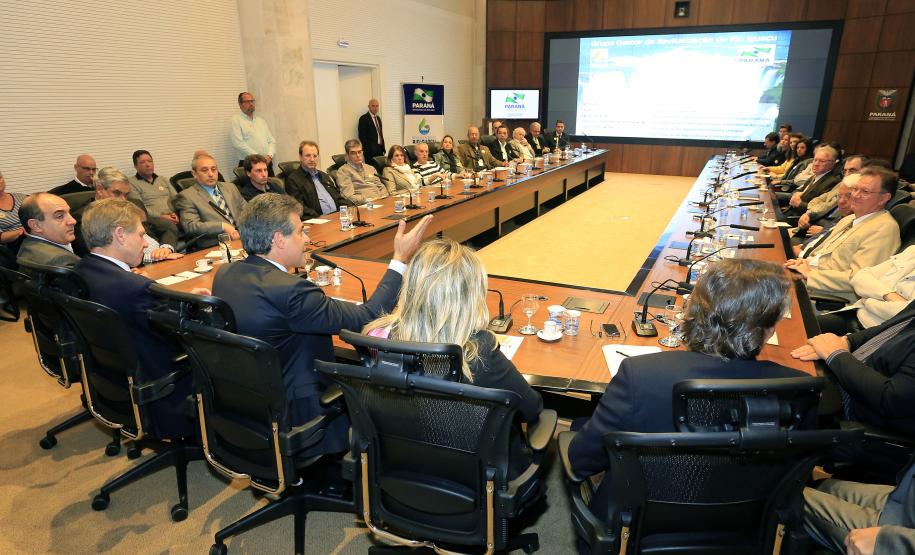 REVITALIZAÇÃO DO RIO IGUAÇU Governador Beto Richa, durante reunião nesta segunda-feira, 26 de outubro, no Palácio Iguaçu, para avaliação dos trabalhadores no Projeto de Revitalização do Rio Iguaçu. Participaram da reunião, a vice-governadora, Cida Borghetti, os secretários do Meio Ambiênte e Recursos Hídricos, Ricardo Soavinski; da Casa Civil, Eduardo Sciarra; o secretário chefe de Gabinete, Deonilson Roldo e o presidente da Sanepar, Mounir Chaowiche e demais autoridades. Curitiba, 26/10/15.Foto: Arnaldo Alves / ANPr.