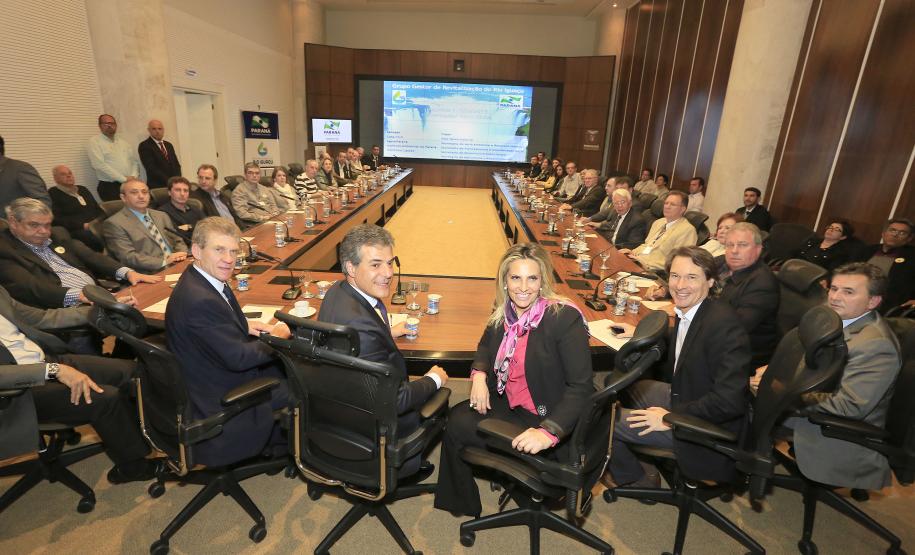 REVITALIZAÇÃO DO RIO IGUAÇU Governador Beto Richa, durante reunião nesta segunda-feira, 26 de outubro, no Palácio Iguaçu, para avaliação dos trabalhadores no Projeto de Revitalização do Rio Iguaçu. Participaram da reunião, a vice-governadora, Cida Borghetti, os secretários do Meio Ambiênte e Recursos Hídricos, Ricardo Soavinski; da Casa Civil, Eduardo Sciarra; o secretário chefe de Gabinete, Deonilson Roldo e o presidente da Sanepar, Mounir Chaowiche e demais autoridades. Curitiba, 26/10/15.Foto: Arnaldo Alves / ANPr.
