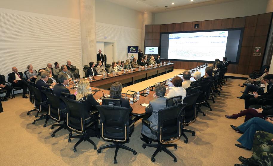REVITALIZAÇÃO DO RIO IGUAÇU Governador Beto Richa, durante reunião nesta segunda-feira, 26 de outubro, no Palácio Iguaçu, para avaliação dos trabalhadores no Projeto de Revitalização do Rio Iguaçu. Participaram da reunião, a vice-governadora, Cida Borghetti, os secretários do Meio Ambiênte e Recursos Hídricos, Ricardo Soavinski; da Casa Civil, Eduardo Sciarra; o secretário chefe de Gabinete, Deonilson Roldo e o presidente da Sanepar, Mounir Chaowiche e demais autoridades. Curitiba, 26/10/15.Foto: Arnaldo Alves / ANPr.