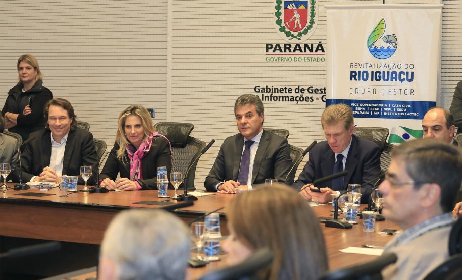 REVITALIZAÇÃO DO RIO IGUAÇU Governador Beto Richa, durante reunião nesta segunda-feira, 26 de outubro, no Palácio Iguaçu, para avaliação dos trabalhadores no Projeto de Revitalização do Rio Iguaçu. Participaram da reunião, a vice-governadora, Cida Borghetti, os secretários do Meio Ambiênte e Recursos Hídricos, Ricardo Soavinski; da Casa Civil, Eduardo Sciarra; o secretário chefe de Gabinete, Deonilson Roldo e o presidente da Sanepar, Mounir Chaowiche e demais autoridades. Curitiba, 26/10/15.Foto: Arnaldo Alves / ANPr.