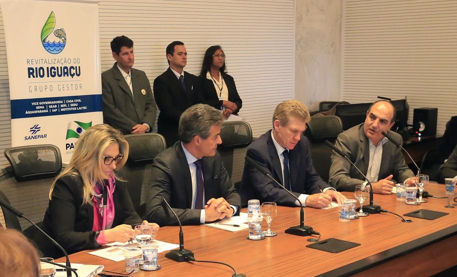 REVITALIZAÇÃO DO RIO IGUAÇU Governador Beto Richa, durante reunião nesta segunda-feira, 26 de outubro, no Palácio Iguaçu, para avaliação dos trabalhadores no Projeto de Revitalização do Rio Iguaçu. Participaram da reunião, a vice-governadora, Cida Borghetti, os secretários do Meio Ambiênte e Recursos Hídricos, Ricardo Soavinski; da Casa Civil, Eduardo Sciarra; o secretário chefe de Gabinete, Deonilson Roldo e o presidente da Sanepar, Mounir Chaowiche e demais autoridades. Curitiba, 26/10/15.Foto: Arnaldo Alves / ANPr.