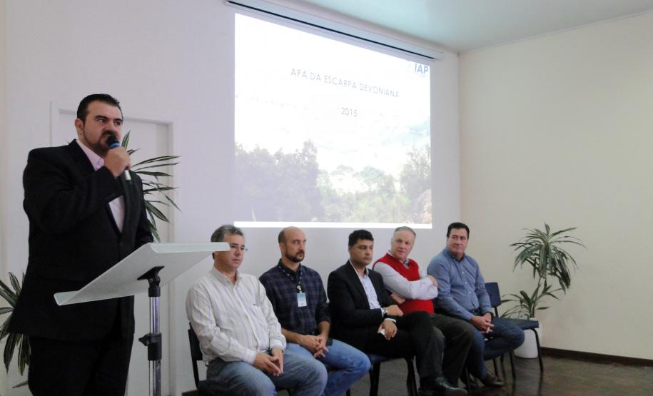 O conselho gestor da Área de Proteção Ambiental (APA) da Escarpa Devoniana tem nova diretoria executiva e conselheiros. Os novos membros tomaram posse terça-feira (27). A área de proteção tem mais de 392 mil hectares, que cruza o Estado do Sul ao Norte Pioneiro, e passa por 12 municípios. Curitiba, 28/10/2015.Foto: IAP