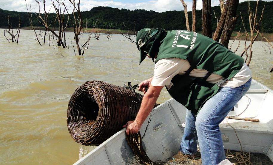 A partir desse sábado (1º), até 28 de fevereiro de 2015, a pesca de todas as espécies nativas fica restrita nos rios e reservatórios do Paraná.Curitiba, 30/10/2014.Foto: IAP