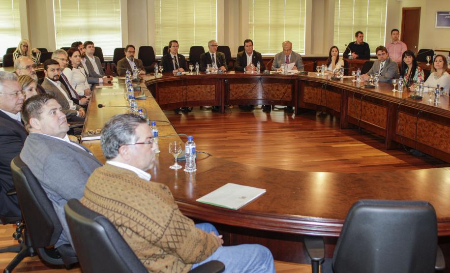 O secretário estadual do Meio Ambiente, Ricardo Soavinski, com o presidente da Fiep, Edson Luiz Compagnolo e o presidente do IAP, Tarcísio Mossato, entregam o Selo Clima Paraná, de reconhecimento às empresas que formularem e publicarem inventários de suas emissões de gases de efeito estufa. Curitiba, 06/11/2015. Foto: Pedro Ribas/ANPr