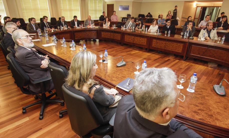 O secretário estadual do Meio Ambiente, Ricardo Soavinski, com o presidente da Fiep, Edson Luiz Compagnolo e o presidente do IAP, Tarcísio Mossato, entregam o Selo Clima Paraná, de reconhecimento às empresas que formularem e publicarem inventários de suas emissões de gases de efeito estufa. Curitiba, 06/11/2015. Foto: Pedro Ribas/ANPr