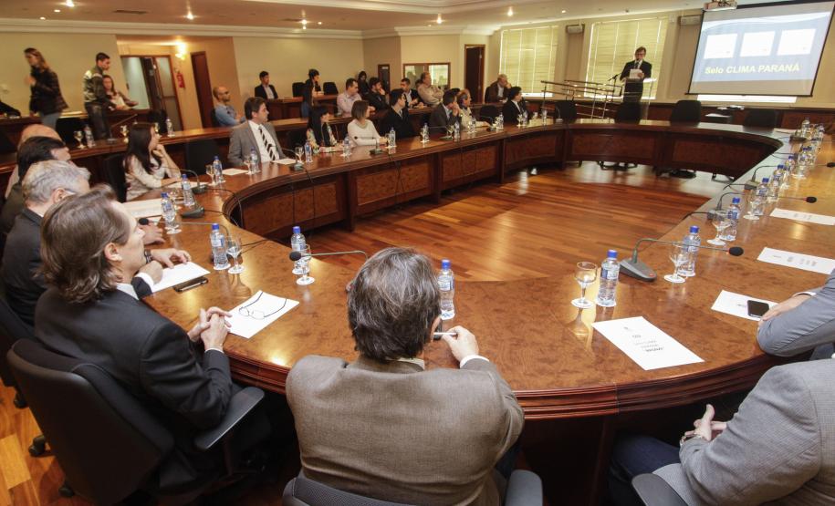 O secretário estadual do Meio Ambiente, Ricardo Soavinski, com o presidente da Fiep, Edson Luiz Compagnolo e o presidente do IAP, Tarcísio Mossato, entregam o Selo Clima Paraná, de reconhecimento às empresas que formularem e publicarem inventários de suas emissões de gases de efeito estufa. Curitiba, 06/11/2015. Foto: Pedro Ribas/ANPr