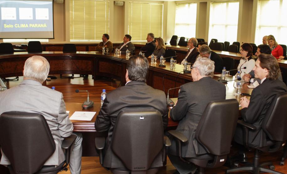 O secretário estadual do Meio Ambiente, Ricardo Soavinski, com o presidente da Fiep, Edson Luiz Compagnolo e o presidente do IAP, Tarcísio Mossato, entregam o Selo Clima Paraná, de reconhecimento às empresas que formularem e publicarem inventários de suas emissões de gases de efeito estufa. Curitiba, 06/11/2015. Foto: Pedro Ribas/ANPr