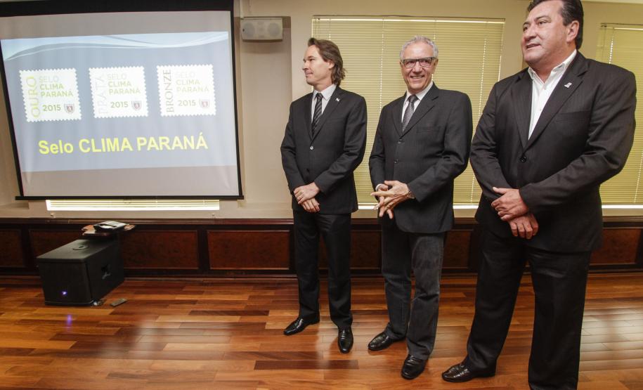O secretário estadual do Meio Ambiente, Ricardo Soavinski, com o presidente da Fiep, Edson Luiz Compagnolo e o presidente do IAP, Tarcísio Mossato, entregam o Selo Clima Paraná, de reconhecimento às empresas que formularem e publicarem inventários de suas emissões de gases de efeito estufa. Curitiba, 06/11/2015. Foto: Pedro Ribas/ANPr