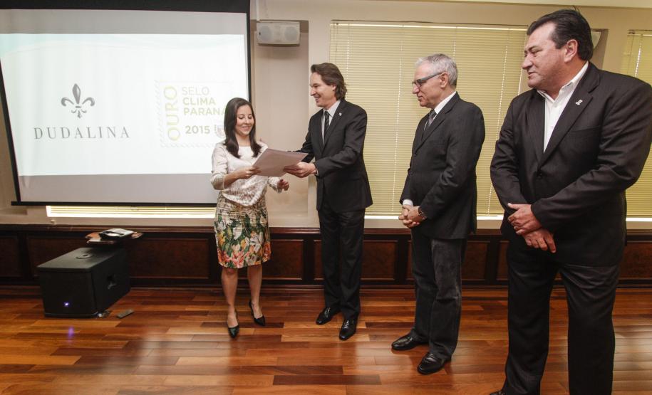 O secretário estadual do Meio Ambiente, Ricardo Soavinski, com o presidente da Fiep, Edson Luiz Compagnolo e o presidente do IAP, Tarcísio Mossato, entregam o Selo Clima Paraná, de reconhecimento às empresas que formularem e publicarem inventários de suas emissões de gases de efeito estufa. Curitiba, 06/11/2015. Foto: Pedro Ribas/ANPr