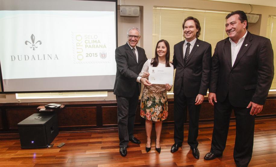 O secretário estadual do Meio Ambiente, Ricardo Soavinski, com o presidente da Fiep, Edson Luiz Compagnolo e o presidente do IAP, Tarcísio Mossato, entregam o Selo Clima Paraná, de reconhecimento às empresas que formularem e publicarem inventários de suas emissões de gases de efeito estufa. Curitiba, 06/11/2015. Foto: Pedro Ribas/ANPr