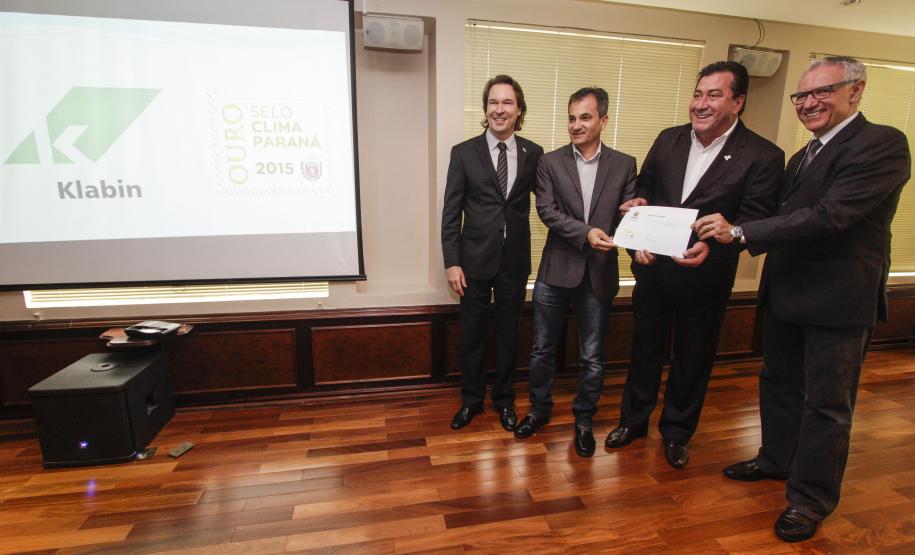 O secretário estadual do Meio Ambiente, Ricardo Soavinski, com o presidente da Fiep, Edson Luiz Compagnolo e o presidente do IAP, Tarcísio Mossato, entregam o Selo Clima Paraná, de reconhecimento às empresas que formularem e publicarem inventários de suas emissões de gases de efeito estufa. Curitiba, 06/11/2015. Foto: Pedro Ribas/ANPr