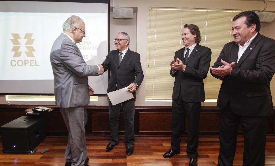 O secretário estadual do Meio Ambiente, Ricardo Soavinski, com o presidente da Fiep, Edson Luiz Compagnolo e o presidente do IAP, Tarcísio Mossato, entregam o Selo Clima Paraná, de reconhecimento às empresas que formularem e publicarem inventários de suas emissões de gases de efeito estufa. Curitiba, 06/11/2015. Foto: Pedro Ribas/ANPr