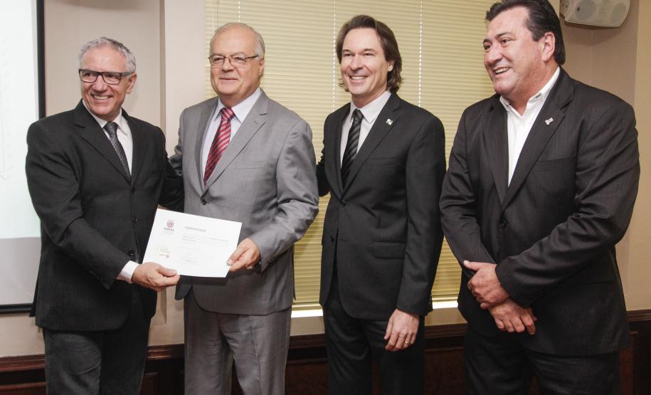 O secretário estadual do Meio Ambiente, Ricardo Soavinski, com o presidente da Fiep, Edson Luiz Compagnolo e o presidente do IAP, Tarcísio Mossato, entregam o Selo Clima Paraná, de reconhecimento às empresas que formularem e publicarem inventários de suas emissões de gases de efeito estufa. Curitiba, 06/11/2015. Foto: Pedro Ribas/ANPr