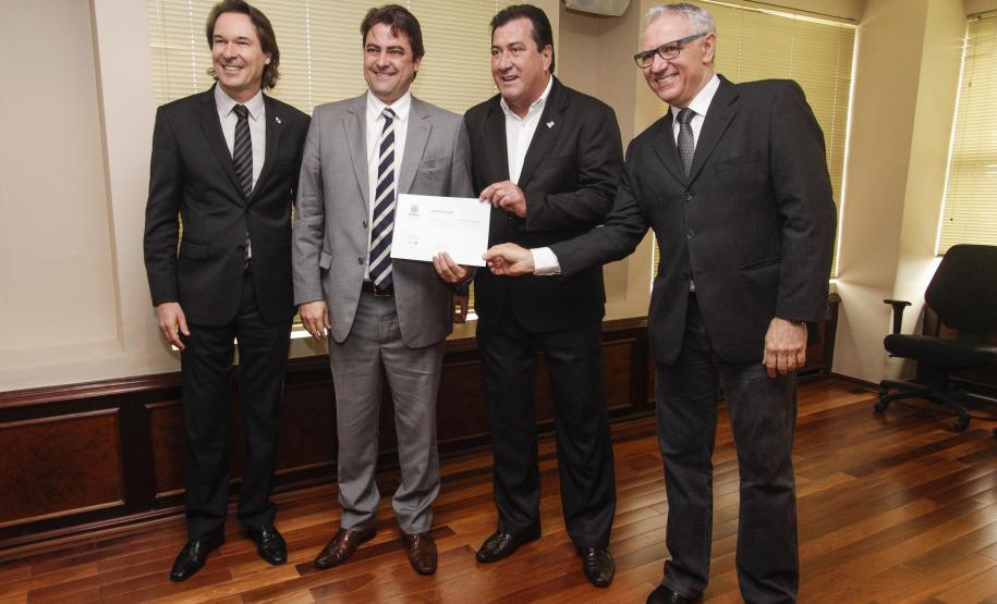 O secretário estadual do Meio Ambiente, Ricardo Soavinski, com o presidente da Fiep, Edson Luiz Compagnolo e o presidente do IAP, Tarcísio Mossato, entregam o Selo Clima Paraná, de reconhecimento às empresas que formularem e publicarem inventários de suas emissões de gases de efeito estufa. Curitiba, 06/11/2015. Foto: Pedro Ribas/ANPr